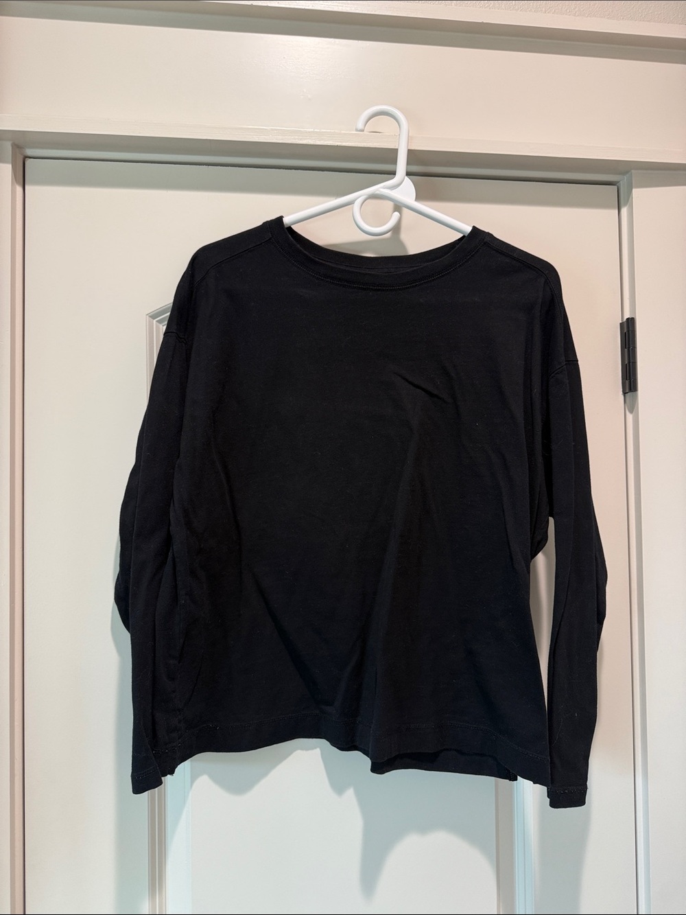 Old Navy Black Long-Sleeve Crewneck Tee